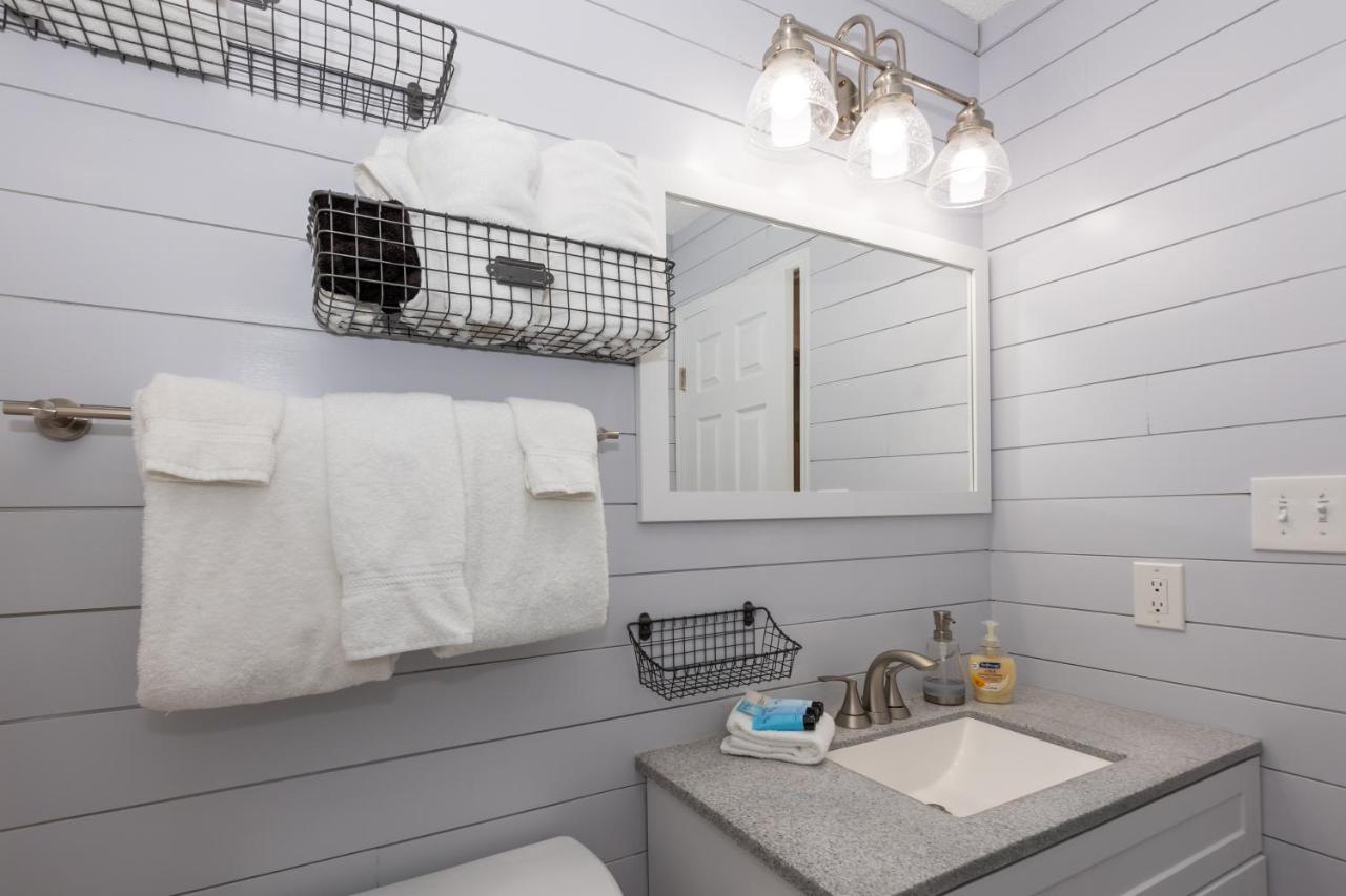 F Lakefront! Remodeled, Sleeps 4, Boat Slip, Patio, Wifi, Cable, Pool Osage Beach Bagian luar foto