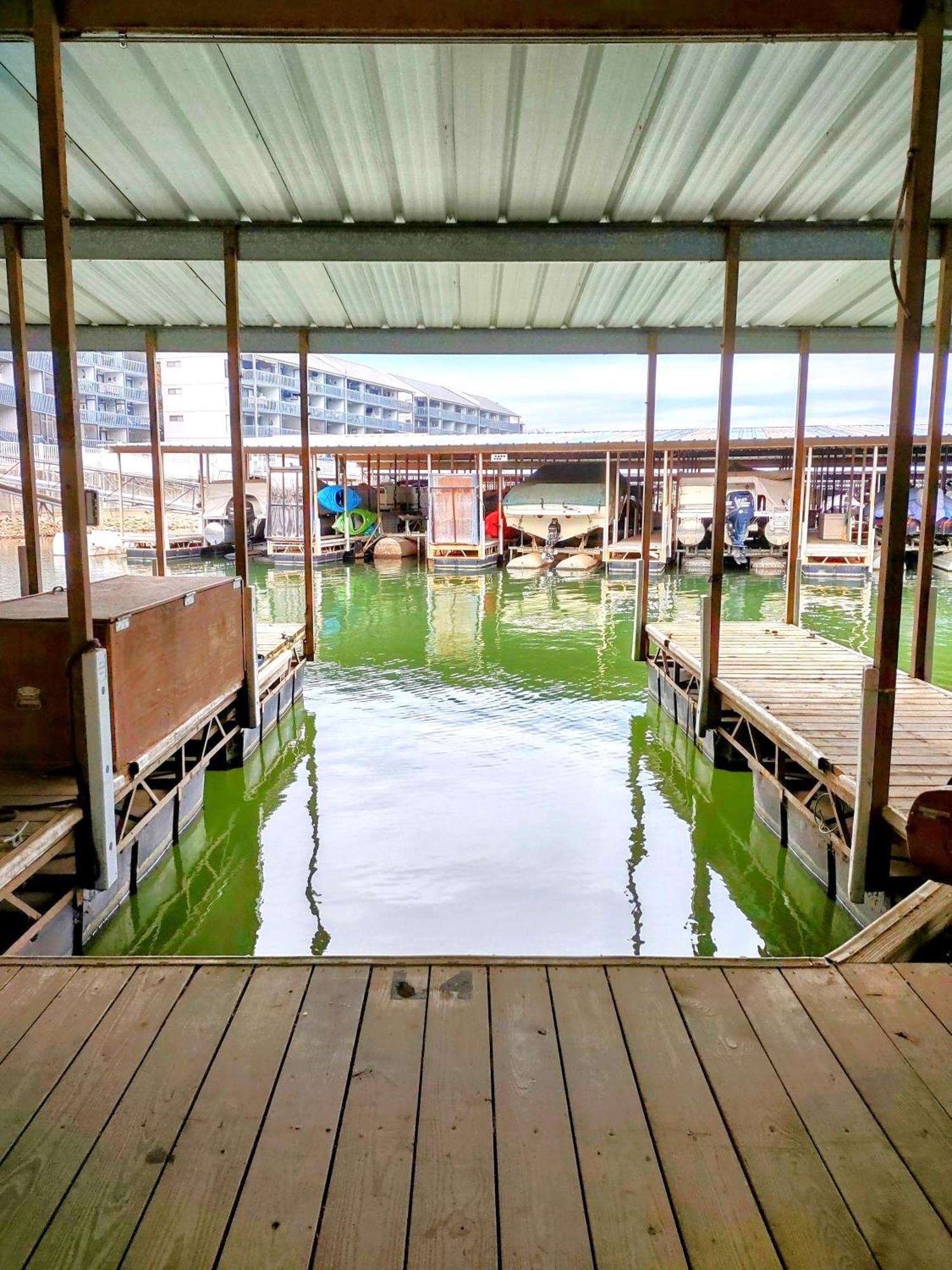 F Lakefront! Remodeled, Sleeps 4, Boat Slip, Patio, Wifi, Cable, Pool Osage Beach Bagian luar foto