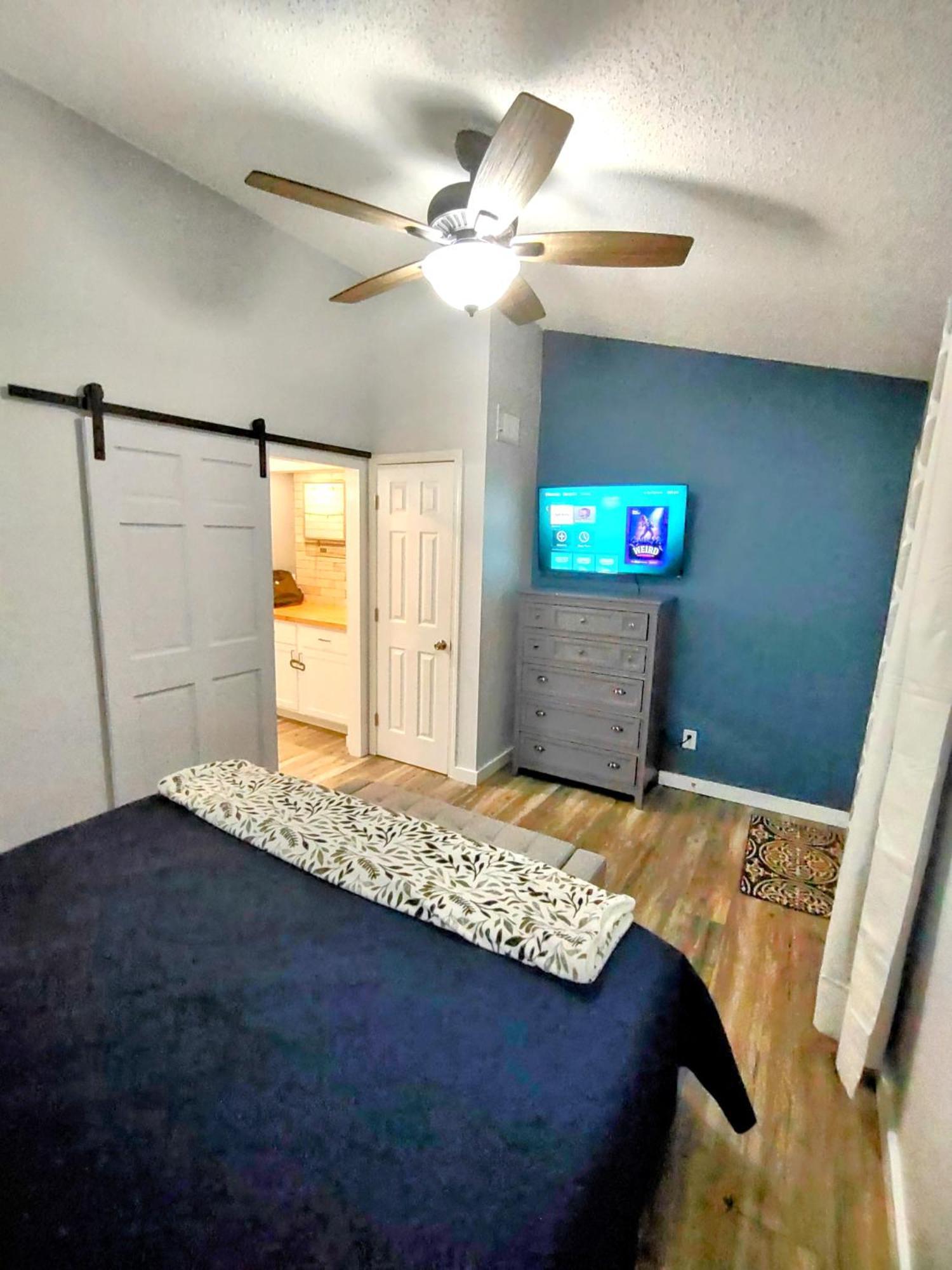 F Lakefront! Remodeled, Sleeps 4, Boat Slip, Patio, Wifi, Cable, Pool Osage Beach Bagian luar foto