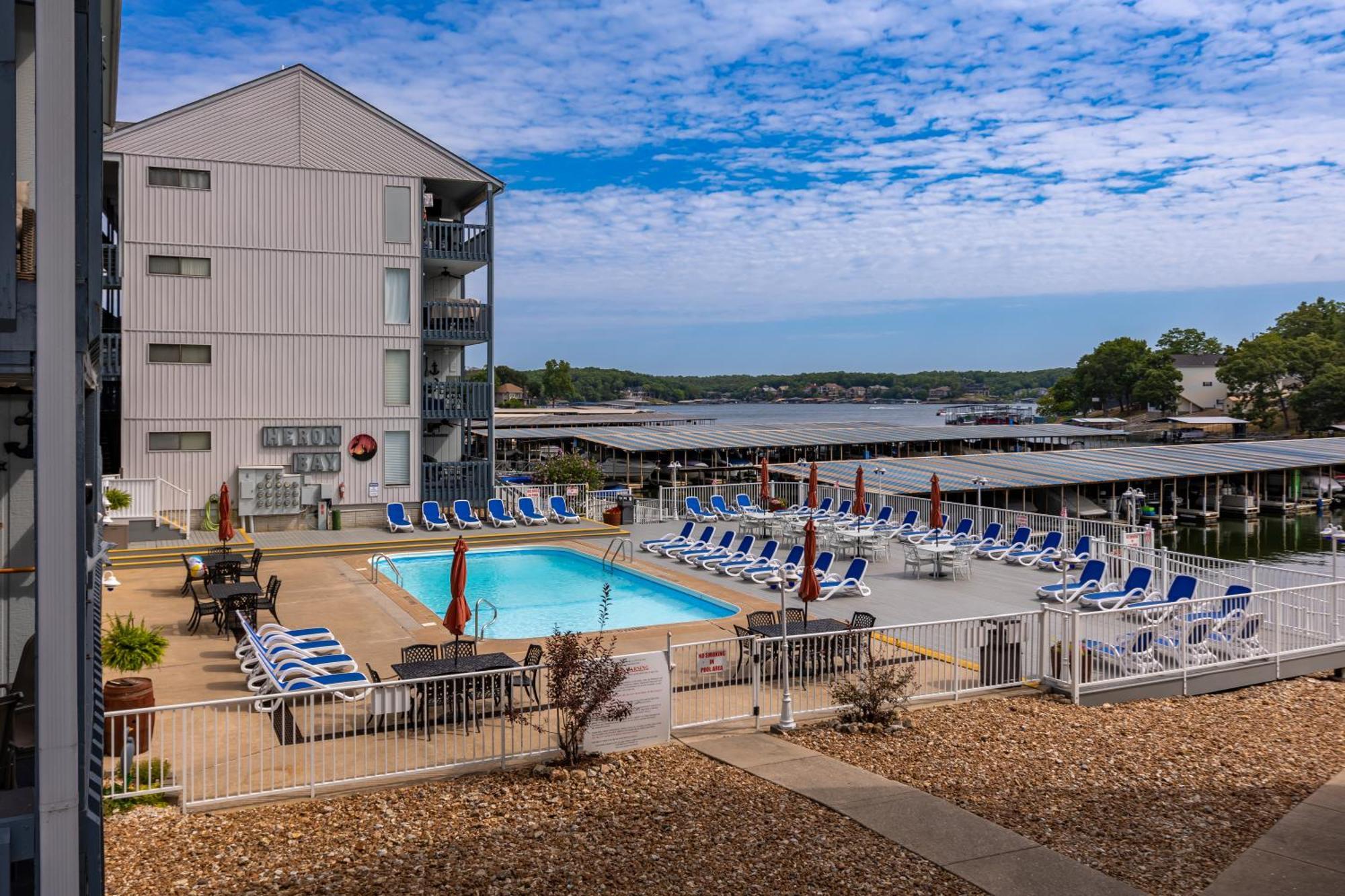 F Lakefront! Remodeled, Sleeps 4, Boat Slip, Patio, Wifi, Cable, Pool Osage Beach Bagian luar foto